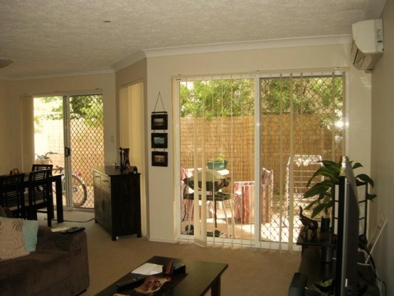 2/10 Jubilee Avenue, Broadbeach QLD 4218