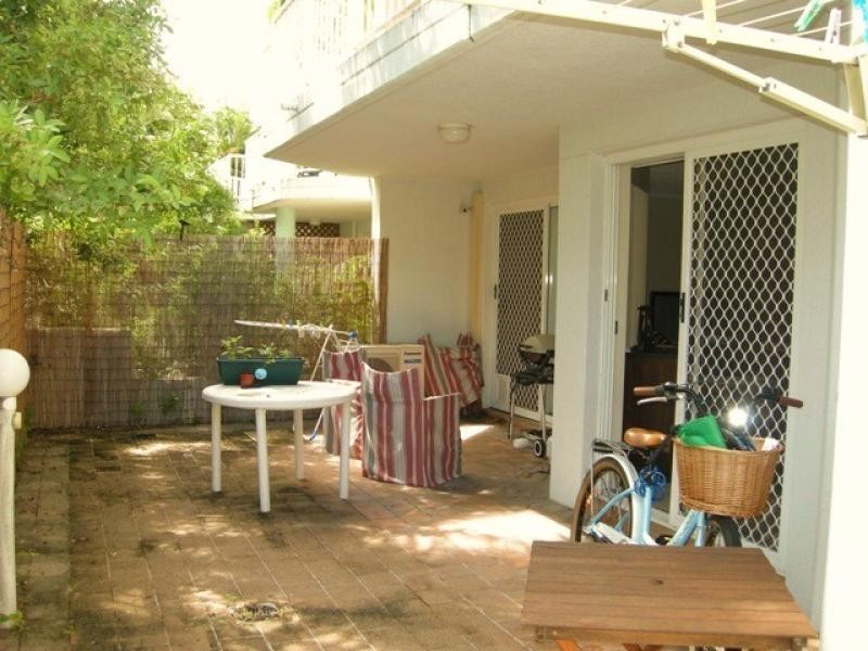 2/10 Jubilee Avenue, Broadbeach QLD 4218