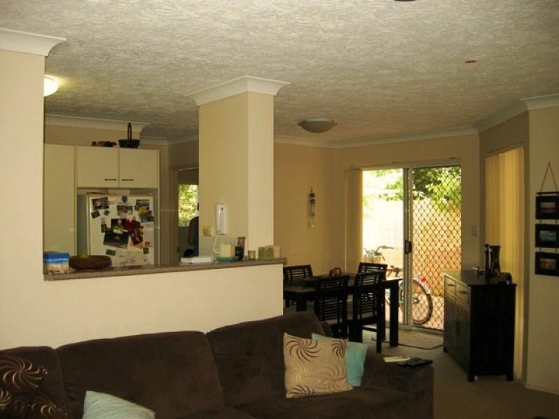 2/10 Jubilee Avenue, Broadbeach QLD 4218