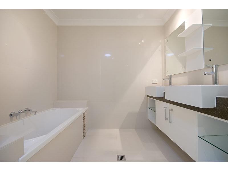 7025B Vista Drive, Benowa QLD 4217