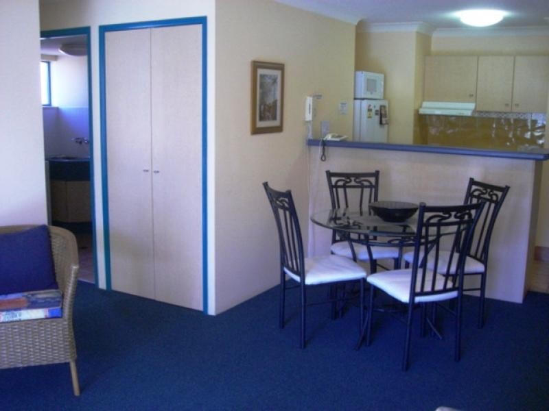 26/11 – 17 Phillip Avenue, Broadbeach QLD 4218