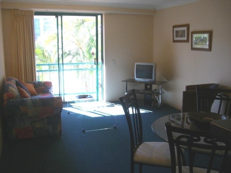 26/11 – 17 Phillip Avenue, Broadbeach QLD 4218