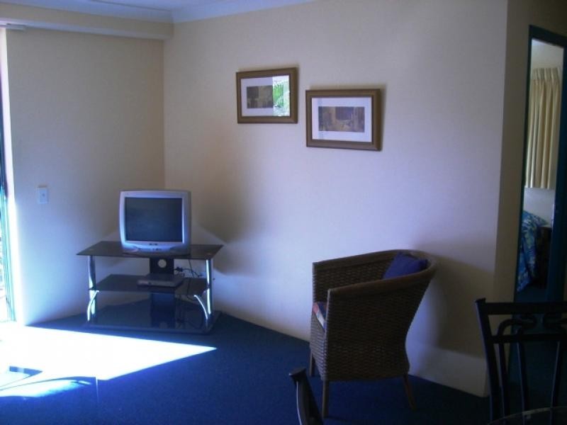 26/11 – 17 Phillip Avenue, Broadbeach QLD 4218