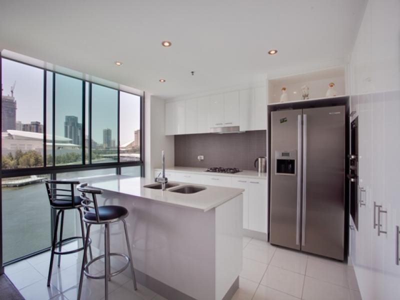 33 T E Peters Drive, Broadbeach QLD 4218