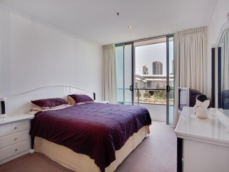 33 T E Peters Drive, Broadbeach QLD 4218