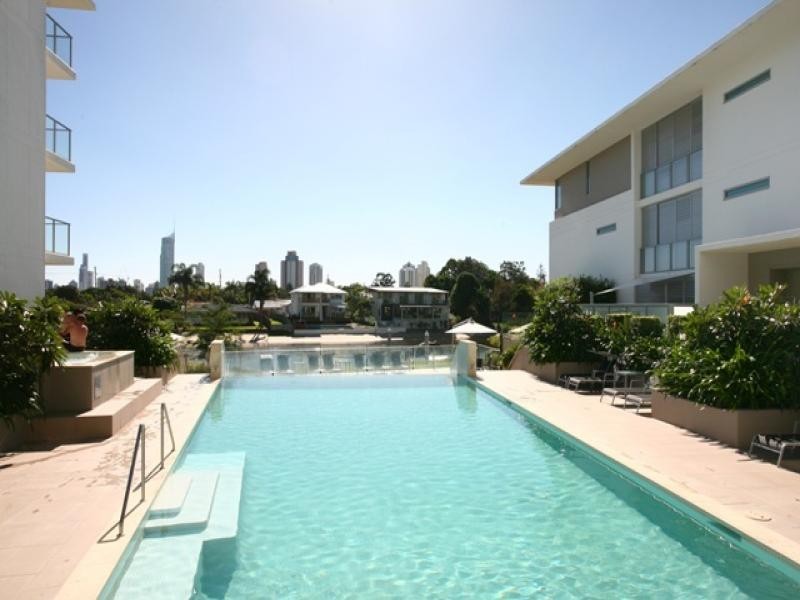 33 T E Peters Drive, Broadbeach QLD 4218