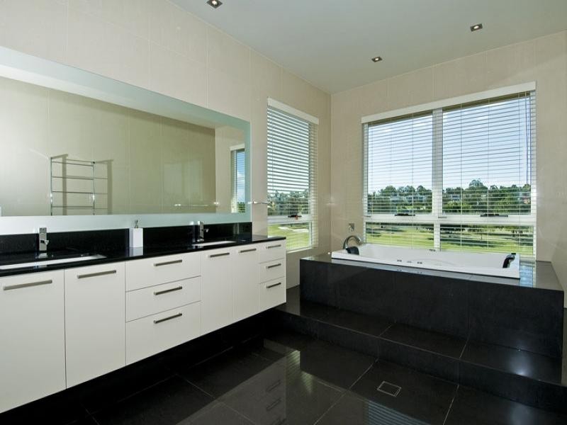 3021 The Boulevard, Benowa QLD 4217