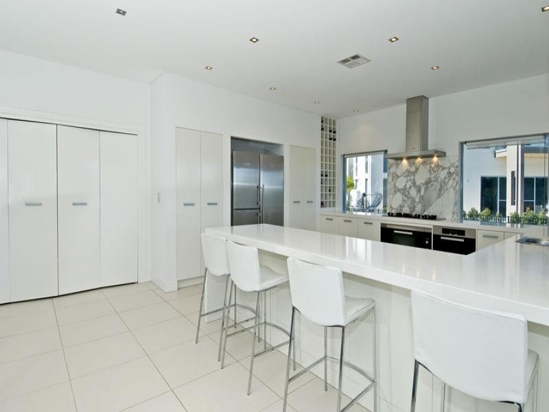 1028 Lakeview Terrace, Benowa QLD 4217