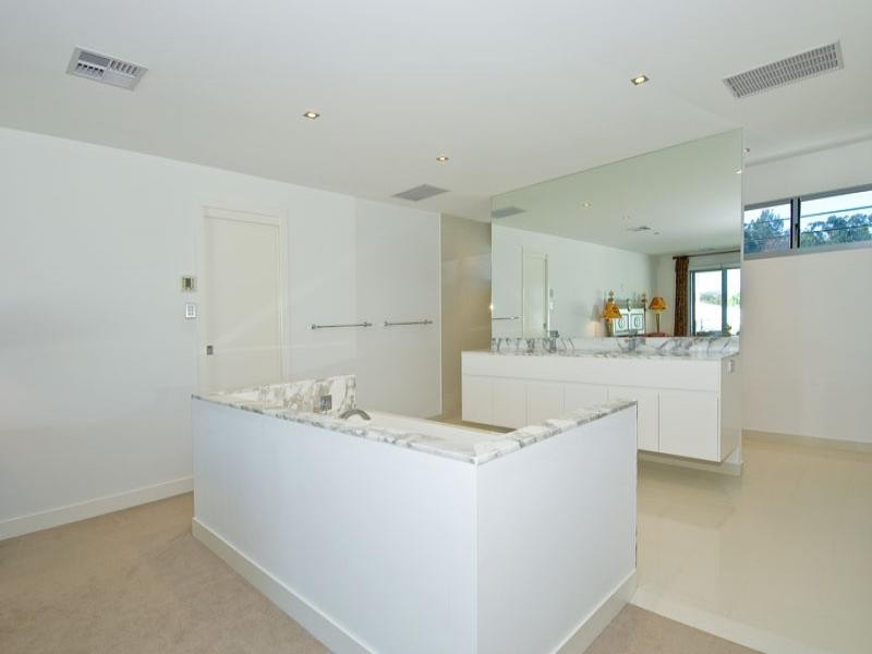 1028 Lakeview Terrace, Benowa QLD 4217