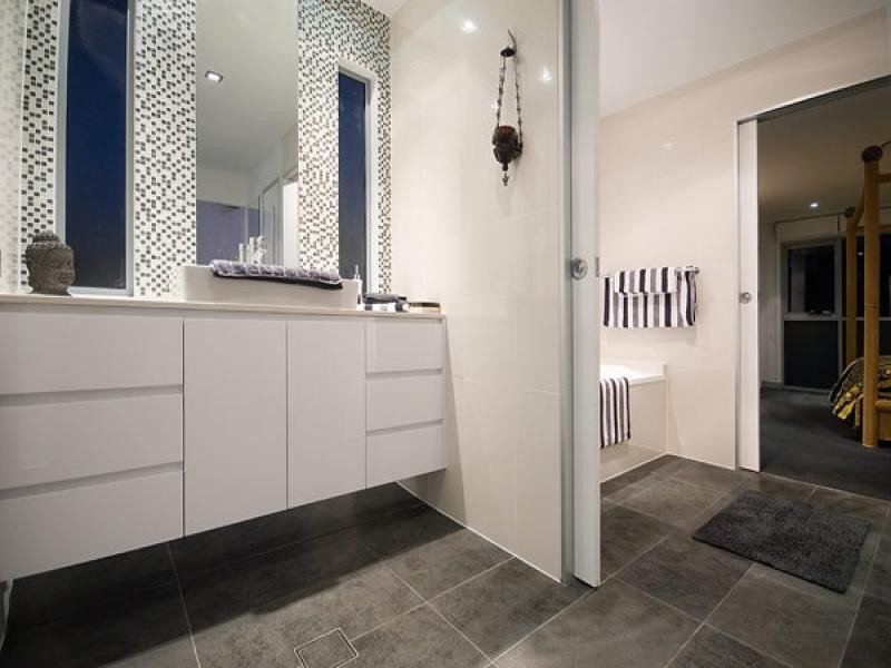 5008 Riverwood Grove, Benowa QLD 4217