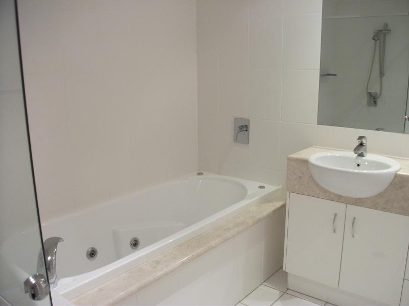 21/20 Queensland Avenue, Broadbeach QLD 4218