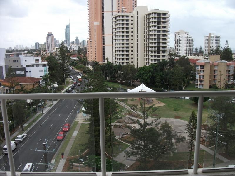 21/20 Queensland Avenue, Broadbeach QLD 4218