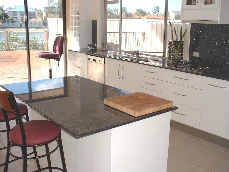 2 Weatherly Avenue, Mermaid Beach QLD 4218