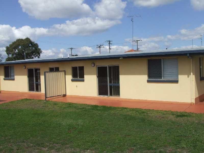 2/25 Hampton, Newtown QLD 4350