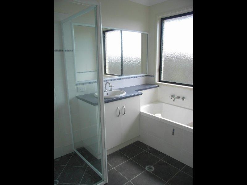 16 Newman Road, Wyreema QLD 4352