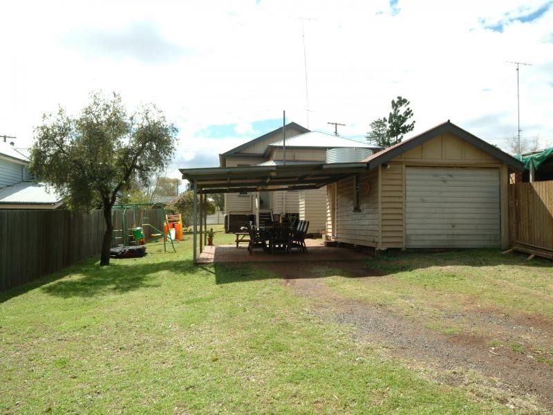 8 Carlton Street, Toowoomba QLD 4350