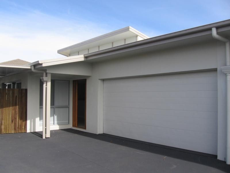 2/202 Stenner Street, Middle Ridge QLD 4350