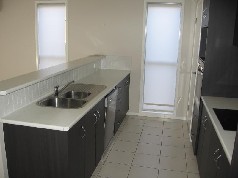 2/202 Stenner Street, Middle Ridge QLD 4350