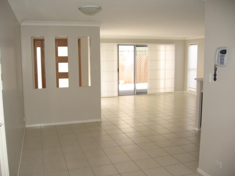2/202 Stenner Street, Middle Ridge QLD 4350