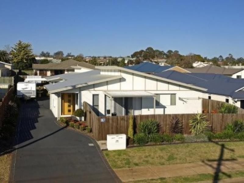 2/202 Stenner Street, Middle Ridge QLD 4350