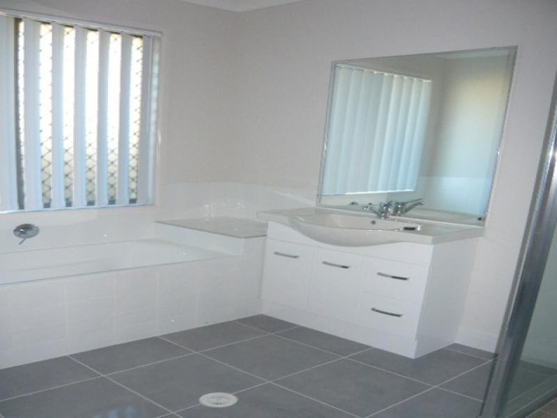 7 Lilly Court, Yamanto QLD 4305