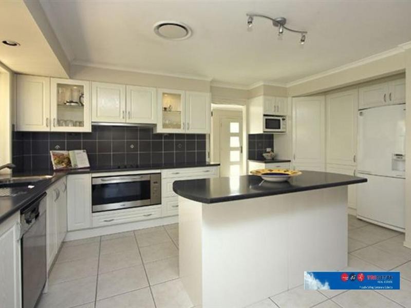 19 Buscall Ct, Sinnamon Park QLD 4073