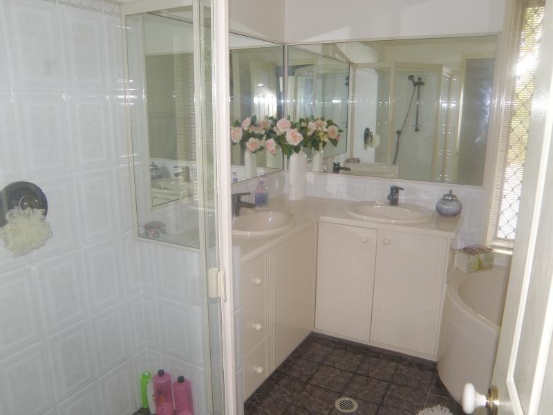 19 Bowles Street, Mount Ommaney QLD 4074