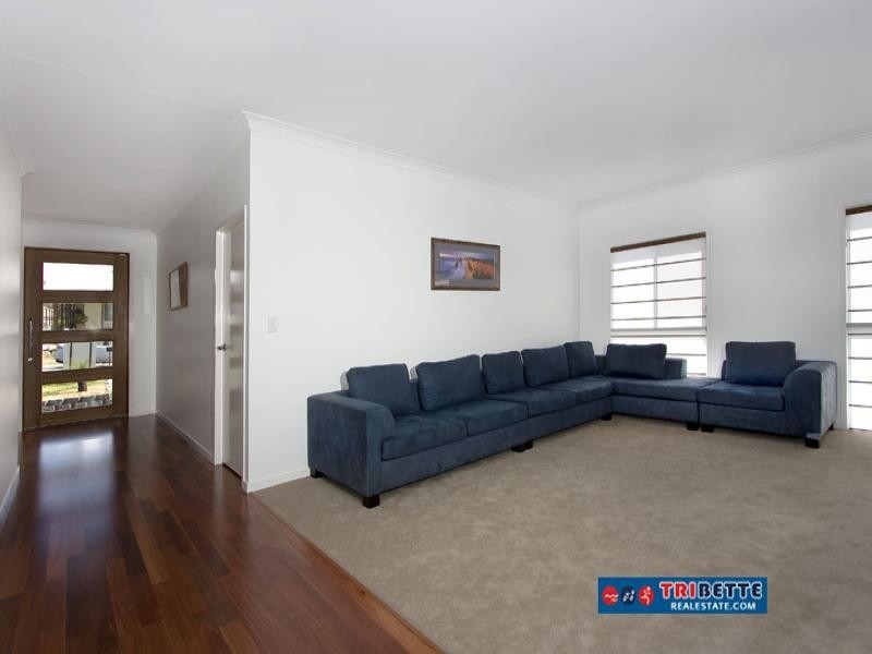 33 Goodenia Cr, Seventeen Mile Rocks QLD 4073