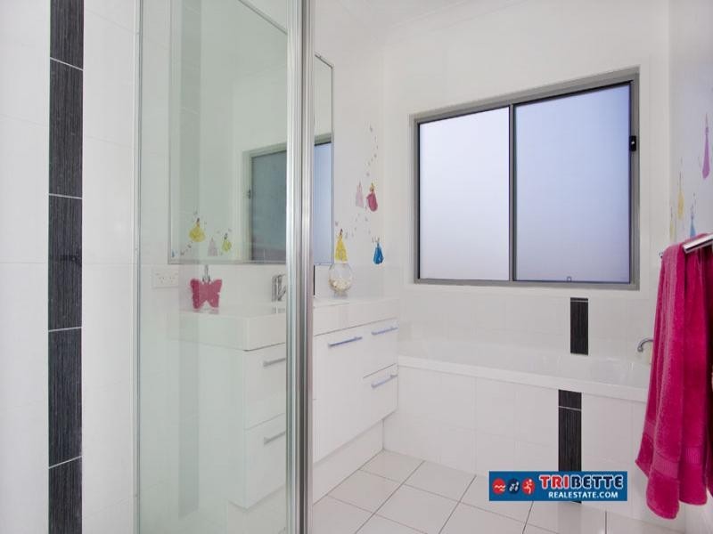 33 Goodenia Cr, Seventeen Mile Rocks QLD 4073