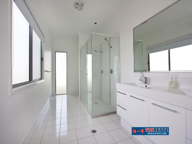 33 Goodenia Cr, Seventeen Mile Rocks QLD 4073