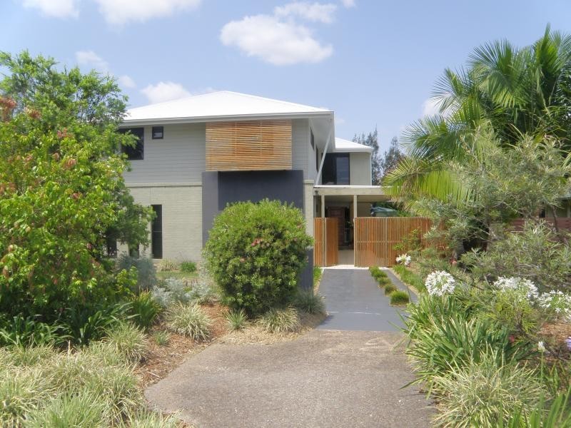 2 Brookeside Cr, Seventeen Mile Rocks QLD 4073