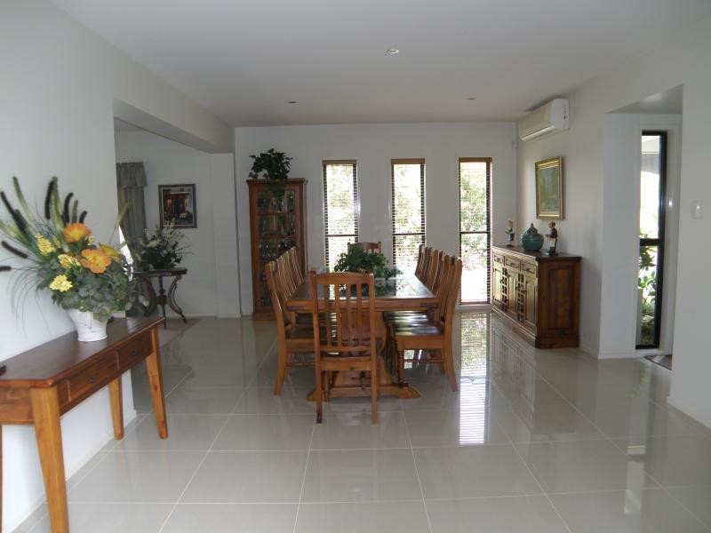2 Brookeside Cr, Seventeen Mile Rocks QLD 4073