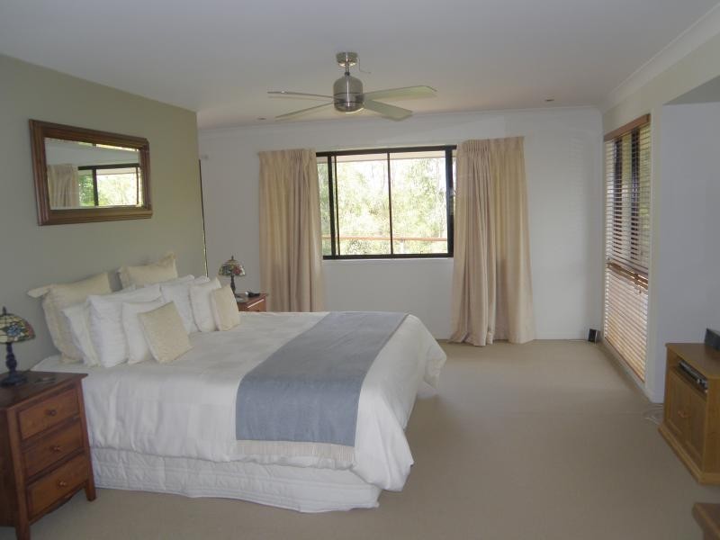 2 Brookeside Cr, Seventeen Mile Rocks QLD 4073