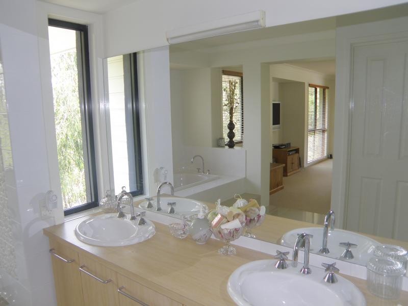 2 Brookeside Cr, Seventeen Mile Rocks QLD 4073