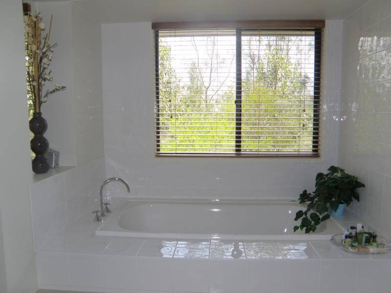 2 Brookeside Cr, Seventeen Mile Rocks QLD 4073