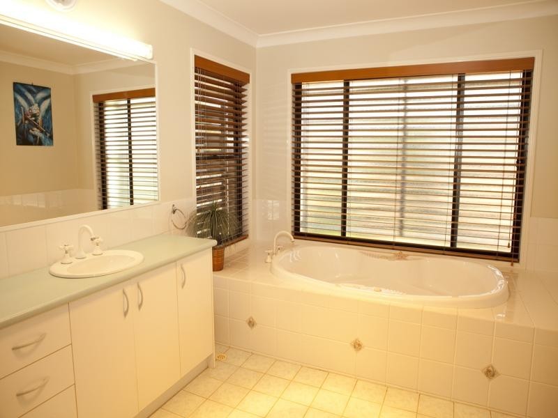 5 Natone Crt, Sinnamon Park QLD 4073