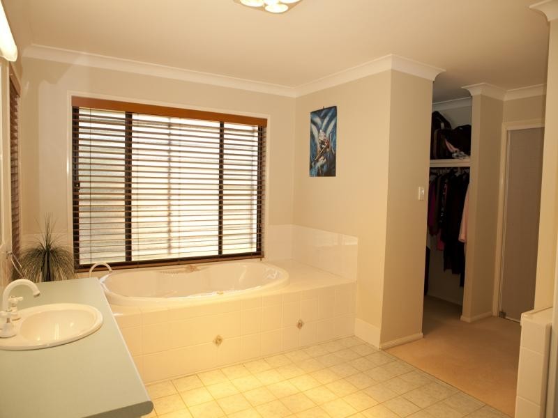 5 Natone Crt, Sinnamon Park QLD 4073