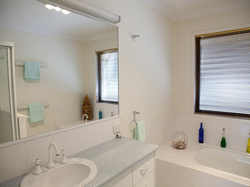 5 Natone Crt, Sinnamon Park QLD 4073