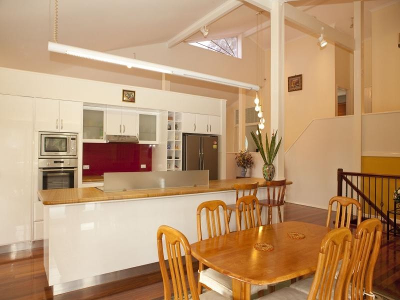 4 Moncrieff Crt, Mount Ommaney QLD 4074