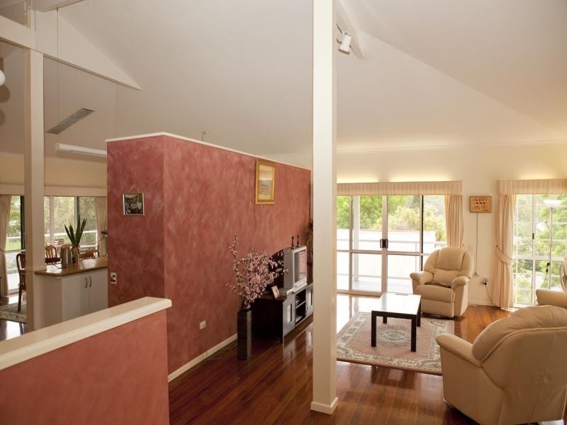 4 Moncrieff Crt, Mount Ommaney QLD 4074