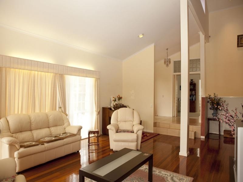 4 Moncrieff Crt, Mount Ommaney QLD 4074