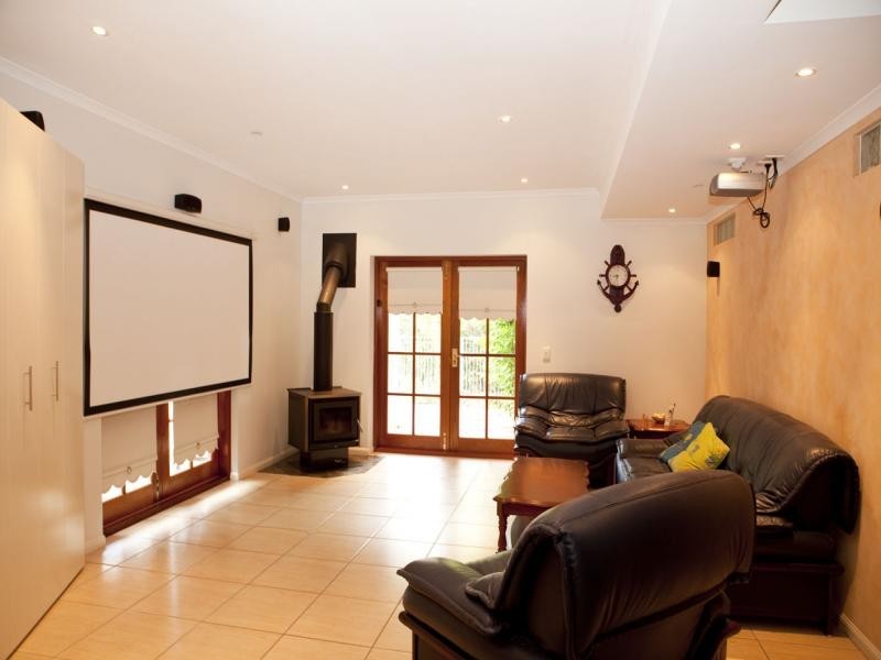 4 Moncrieff Crt, Mount Ommaney QLD 4074