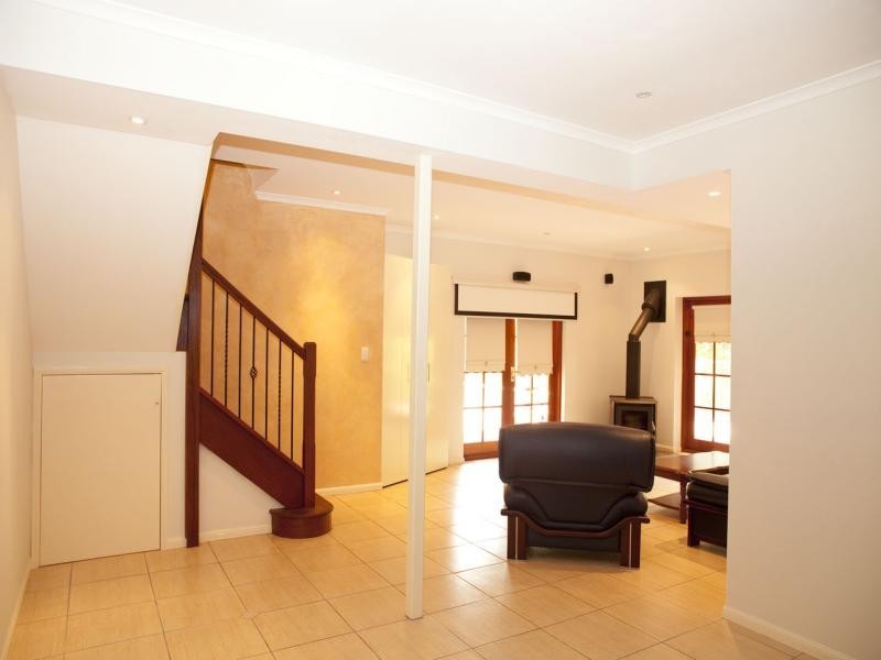 4 Moncrieff Crt, Mount Ommaney QLD 4074