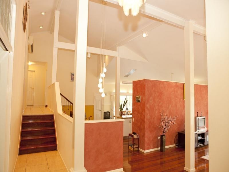 4 Moncrieff Crt, Mount Ommaney QLD 4074