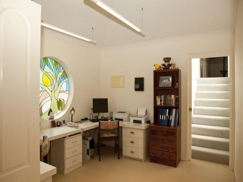 4 Moncrieff Crt, Mount Ommaney QLD 4074