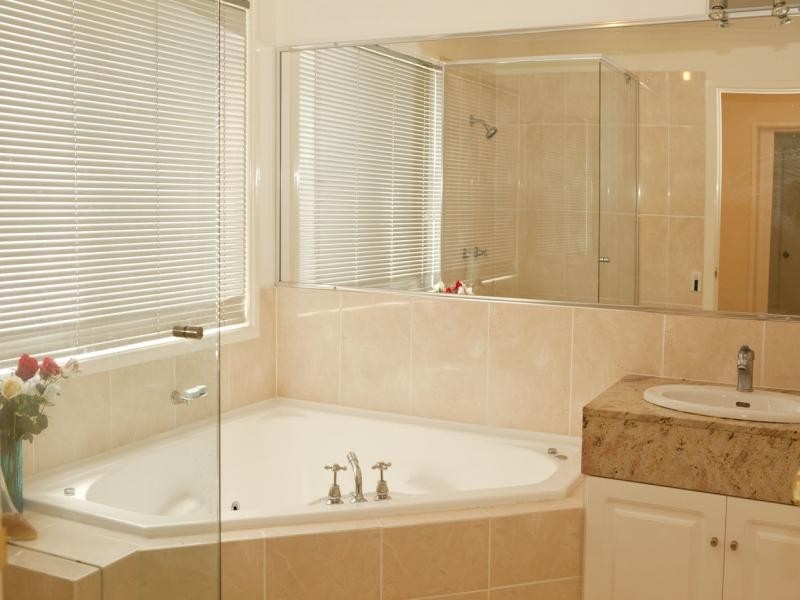 4 Moncrieff Crt, Mount Ommaney QLD 4074