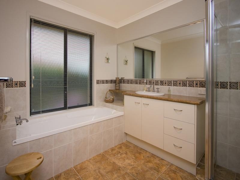 19 Lightwood Pl, Sinnamon Park QLD 4073
