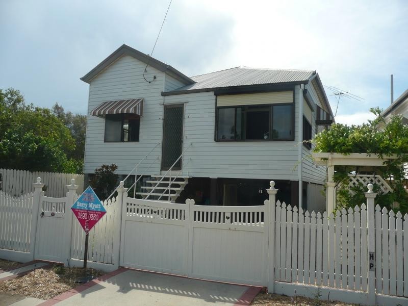 70 Gordon Parade, Manly QLD 4179