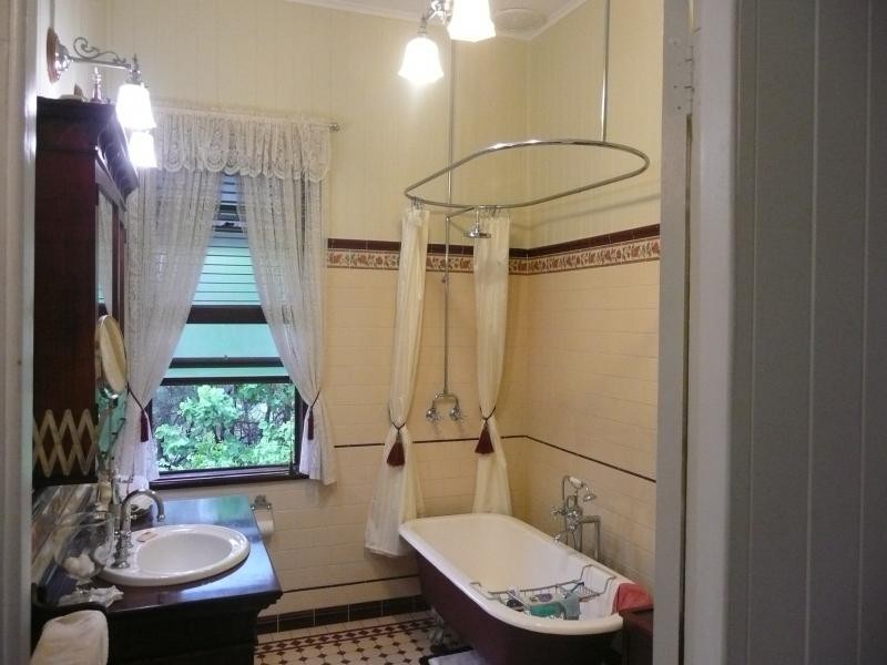70 Gordon Parade, Manly QLD 4179