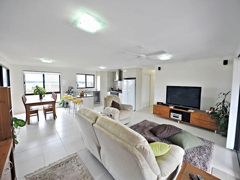 37 Powers Street, Burnett Heads QLD 4670